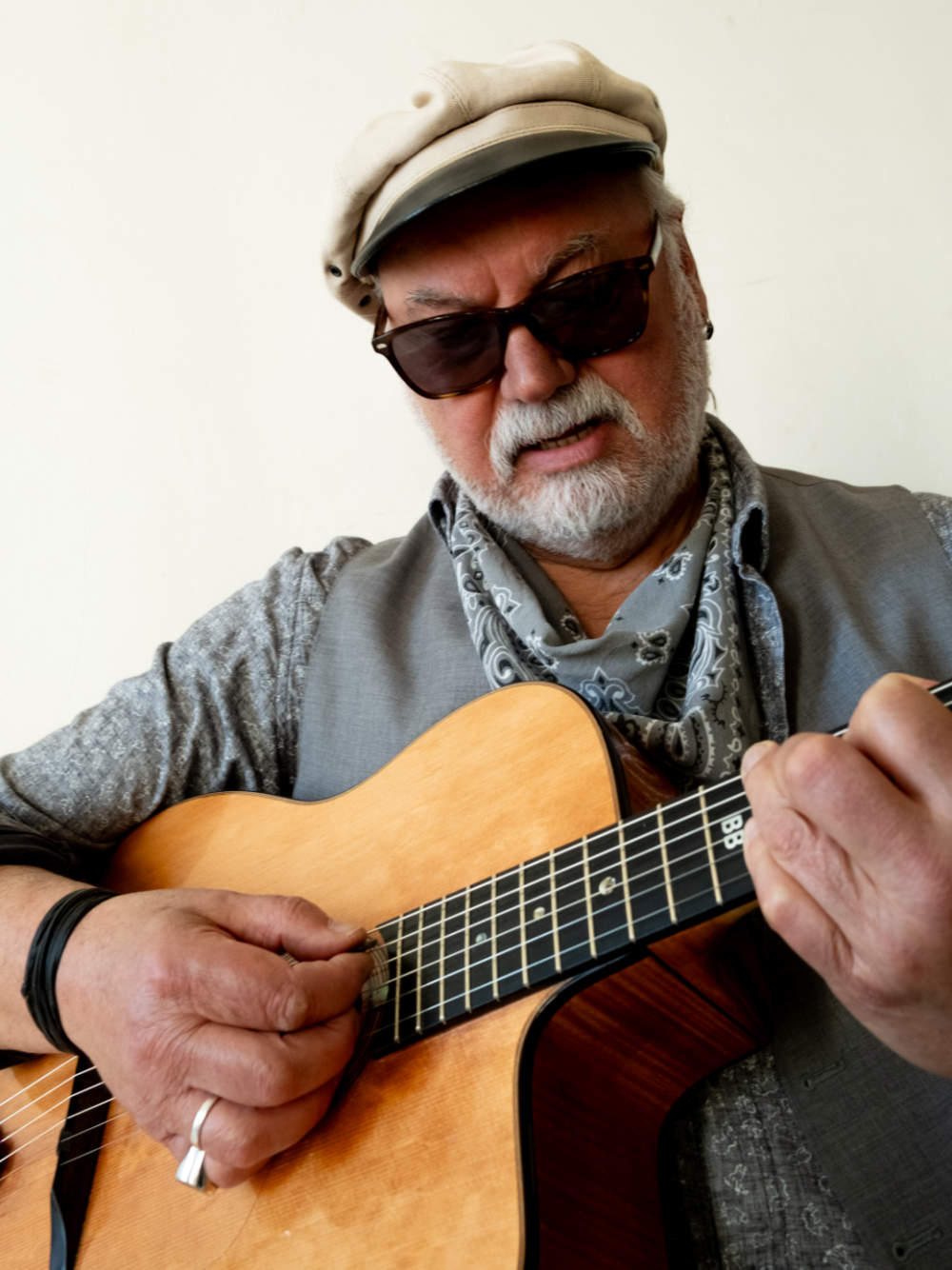 Bruno Brasil spielt Gitarre